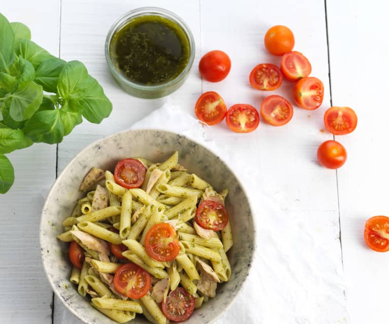 Salada de massa com atum e vinagrete de manjericão