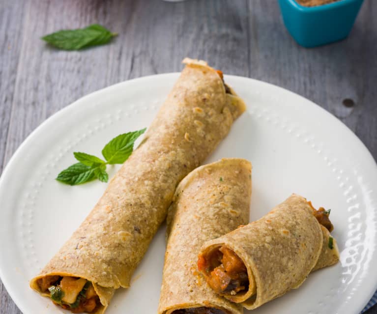 Crêpes de harina de garbanzos rellenas de ensalada de berenjenas