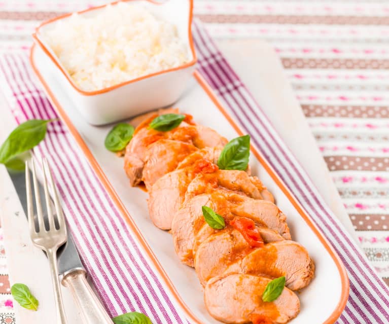 Lombinhos de porco com tomate e manjericão e arroz de limão