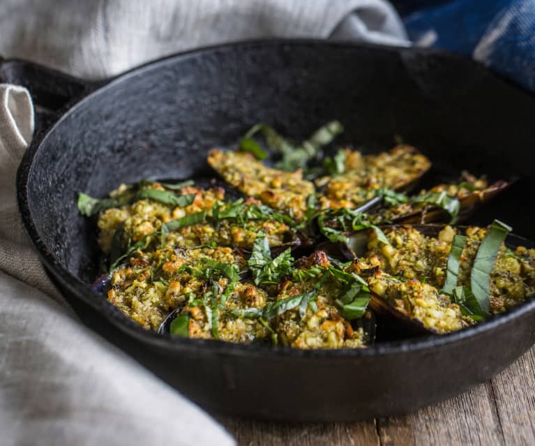 Moules au basilic, amandes et beurre