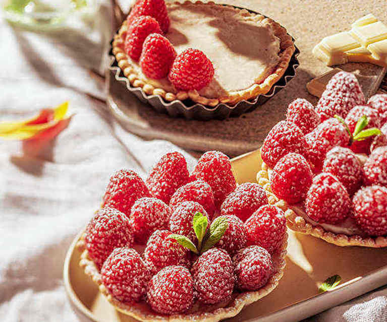Tartelettes aux framboises et ganache montée au thé jasmin Tartelettes aux framboises et ganache montée au thé jasmin