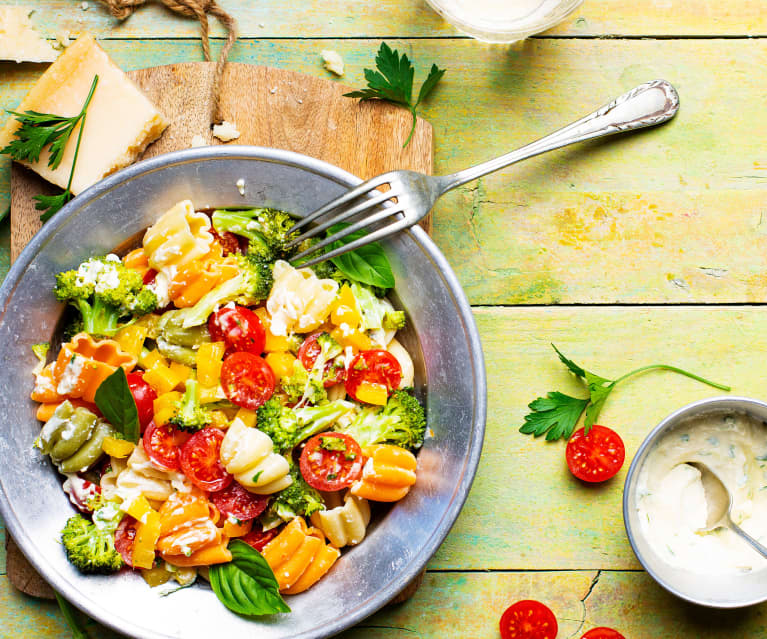 Ensalada de pasta con salsa de parmesano