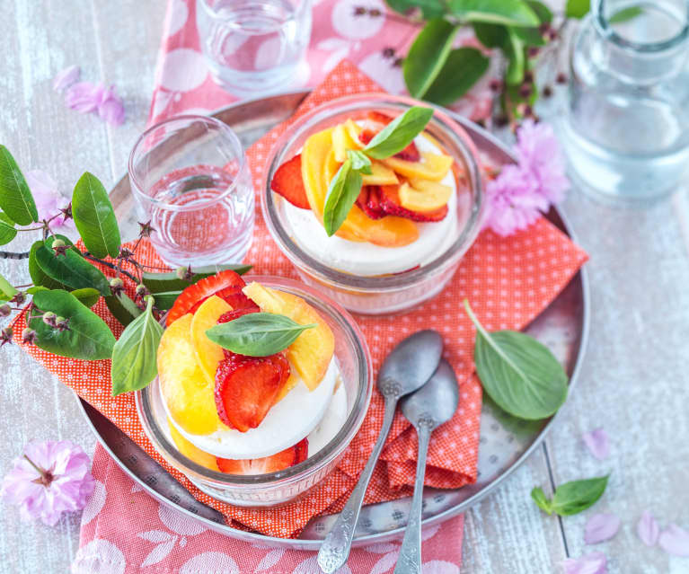 Crème glacée à la vanille, fraises, pêches et basilic