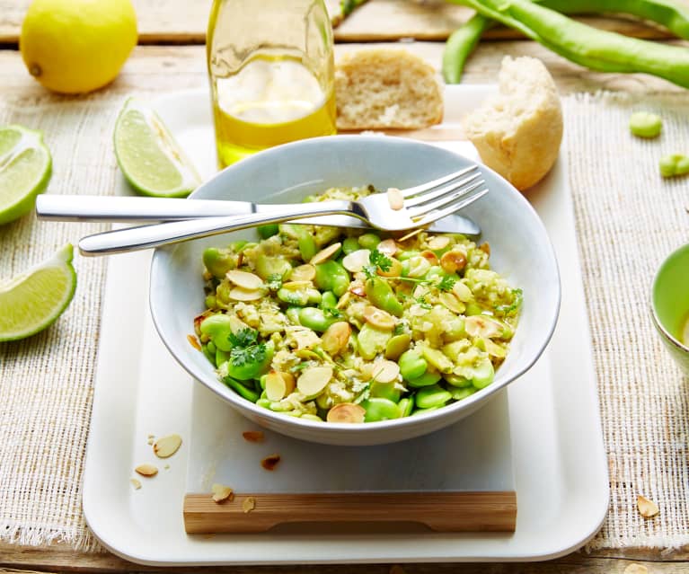 Salade de fèves au citron, amandes grillées et coriandre