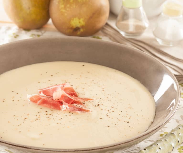 Crema de puerros y pera con jamón