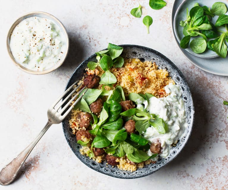 Bol de cuscús con albóndigas y tzatziki