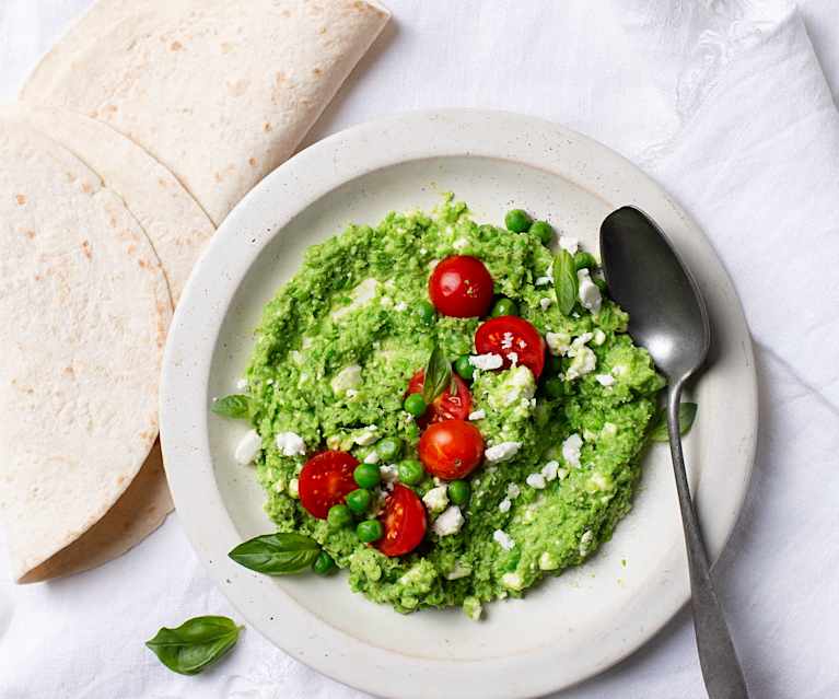 Wrap di hummus di piselli, pomodorini e Feta