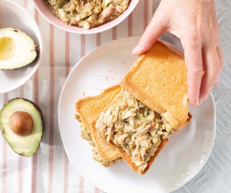 Sándwich de guacamole con atún y huevo duro