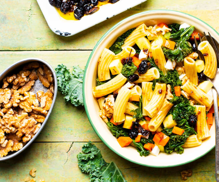 Ensalada de pasta con mango y frutos secos