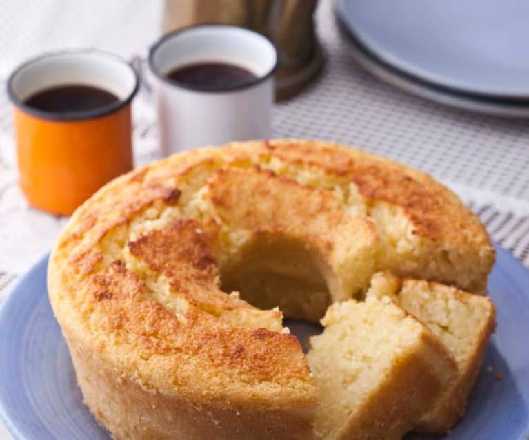 Bolo de mandioca com coco