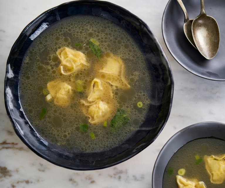 Caldo de galinha com tortellini de camarão