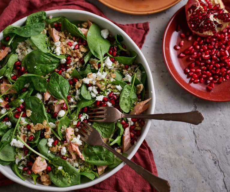 Salada de trigo-sarraceno com salmão e romã