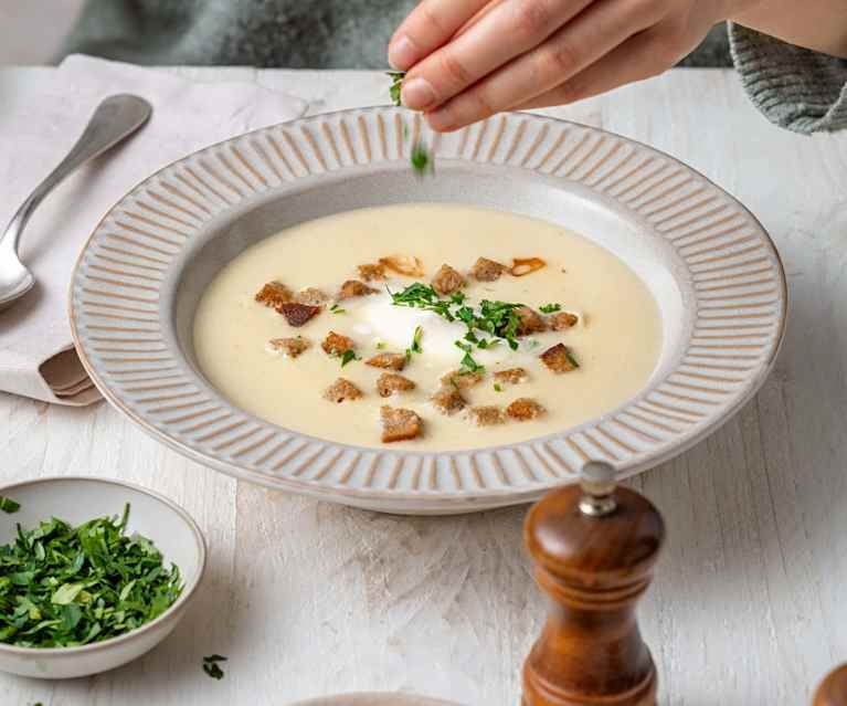 Knoblauchcremesuppe mit geröstetem Bauernbrot