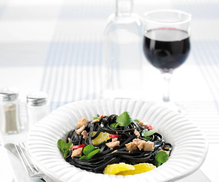 Linguine preto com atum e molho de laranja