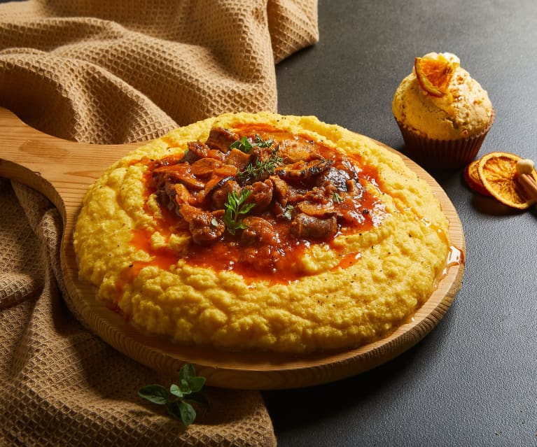 Menù: Polenta con sugo di salamelle e funghi; Muffin all'arancia e nocciole (Bimby Friend)