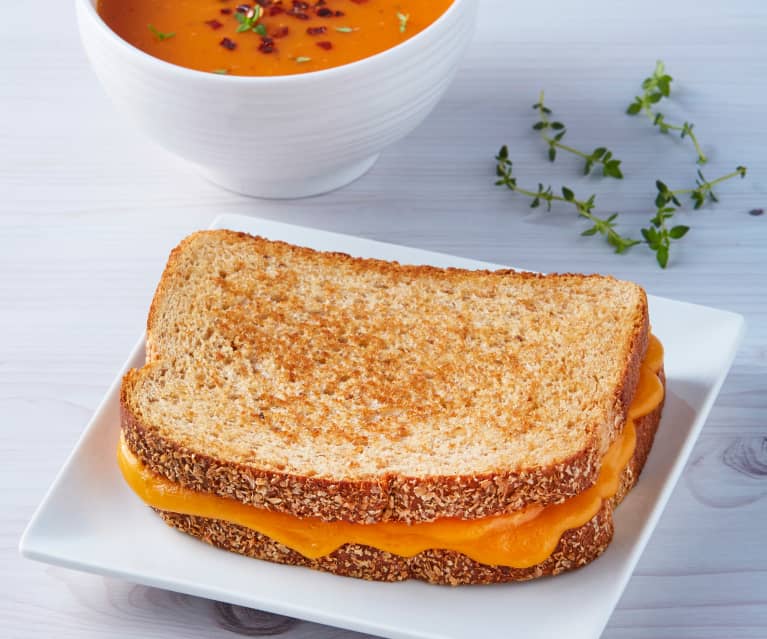 Grilled-cheese sandwich y sopa de jitomate