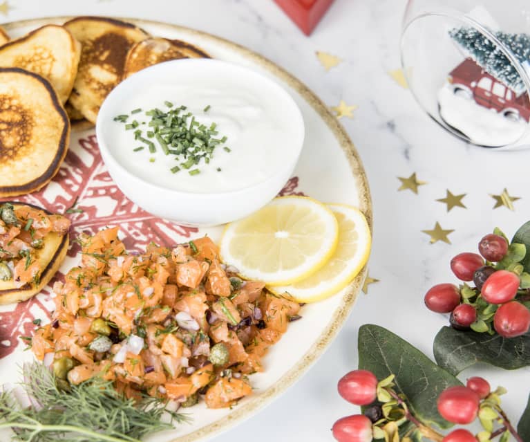 Blinis con tartar de salmón