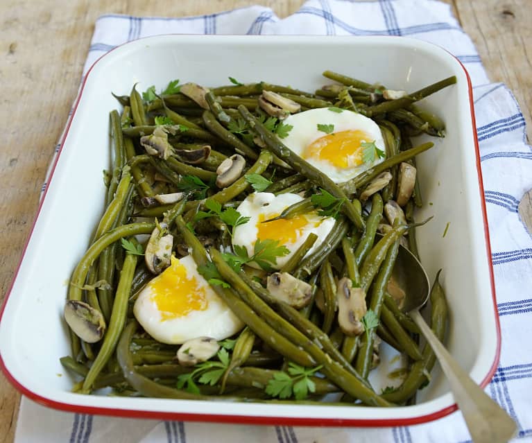 Ensalada tibia de chauchas con huevo poché