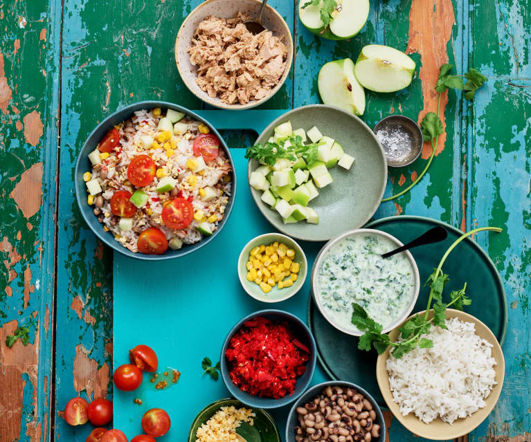 Salada de arroz e atum com molho de iogurte