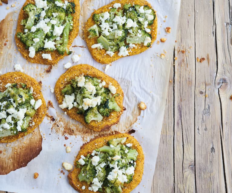 Piza naan de batata-doce com brócolos e queijo feta