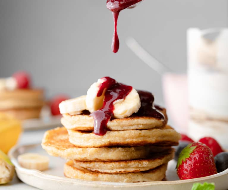 Pancakes de queso cottage con salsa de frutos rojos y plátano