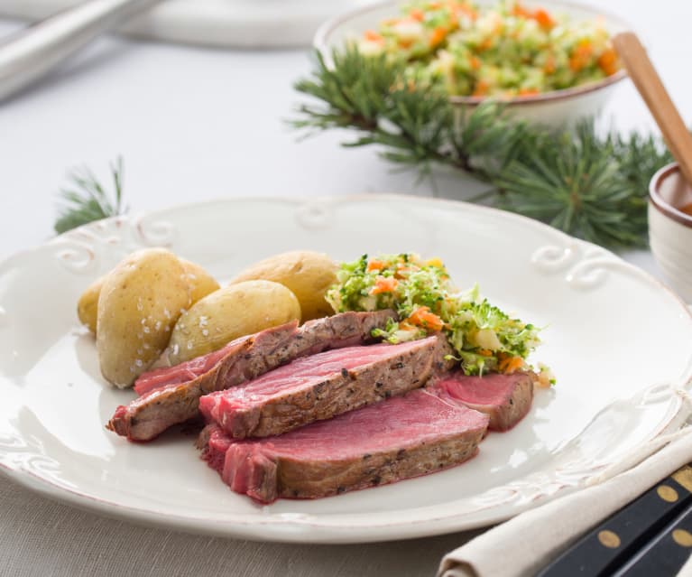 Chuletón con papas, mojo picón y coleslaw de brócoli y mango