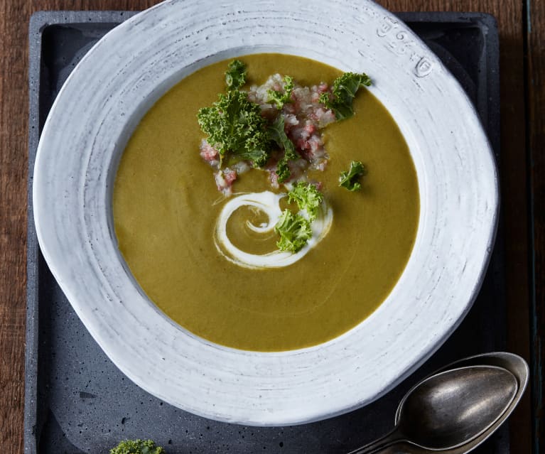 Grünkohlsuppe mit Salami-Zwiebel-Topping