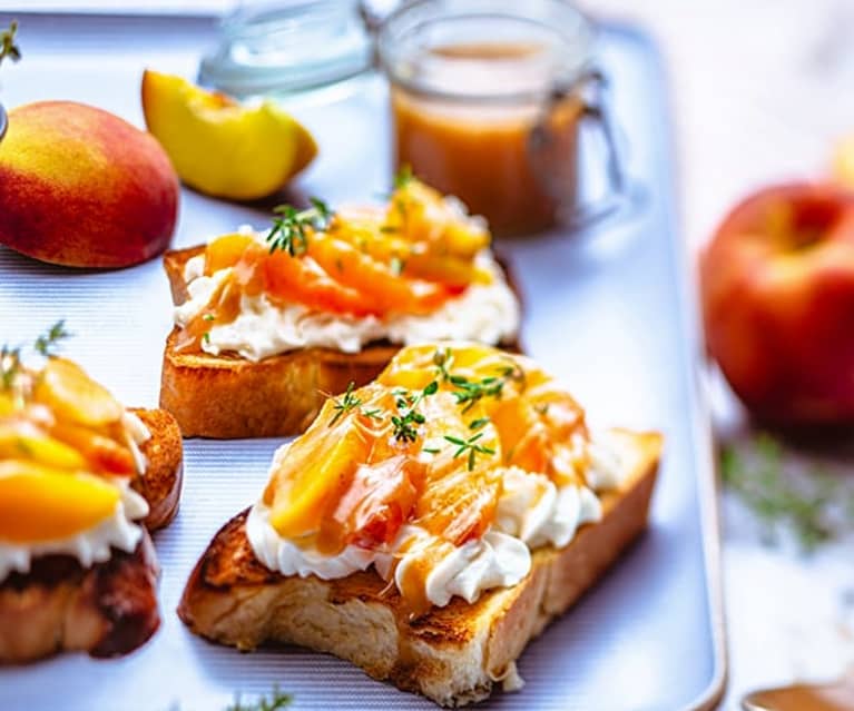 Tartine de brioche aux pêches pochées au thym, sauce caramel