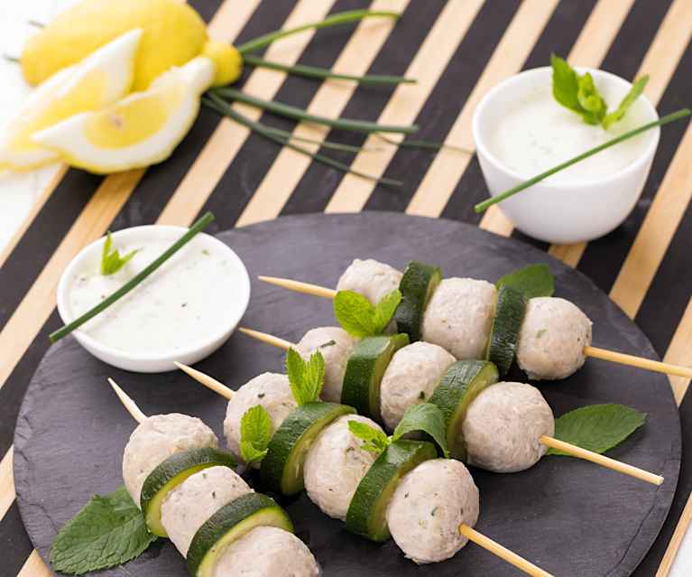 Spiedini di polpette e salsa allo yogurt Spiedini di polpette e salsa allo yogurt