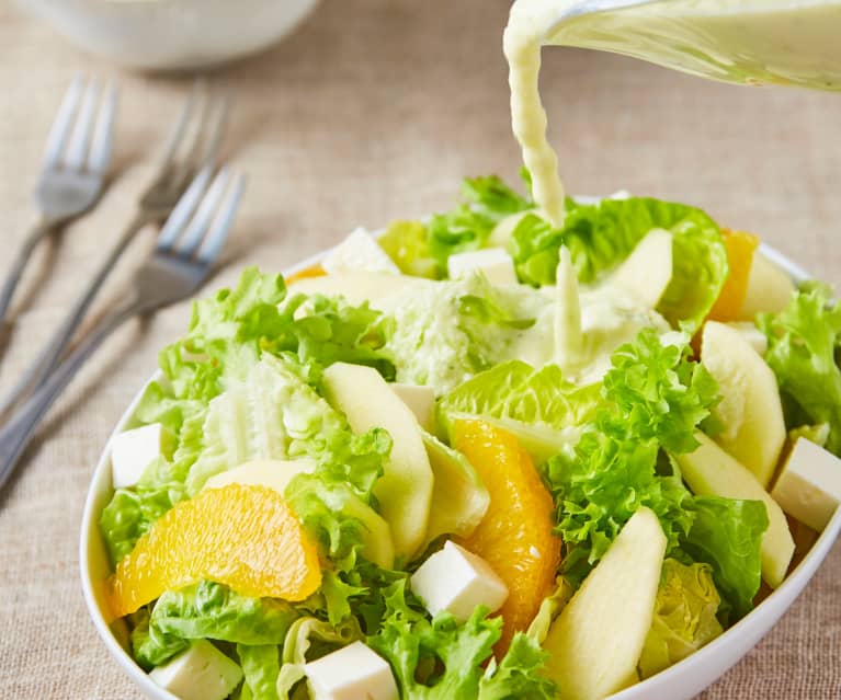 Ensalada fresca con aderezo de pepino