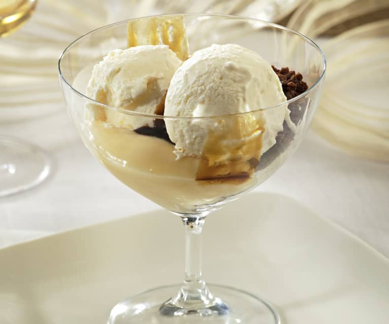 Helado de lemon curd con crujiente de piñones y caramelo de regaliz