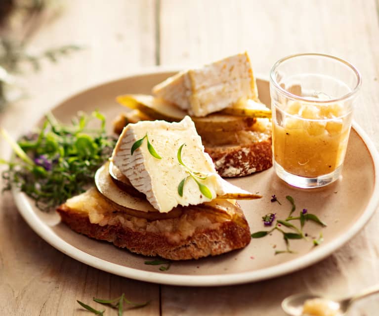 Tartine de compote et tranches de poires caramélisées avec camembert