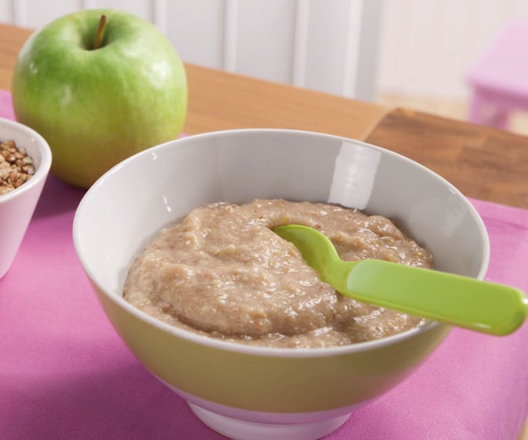 Süßer Buchweizenbrei mit Rosinen und Äpfeln