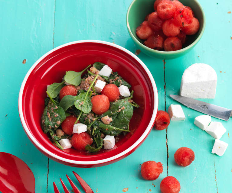 Salada com bacon, melancia e molho de iogurte