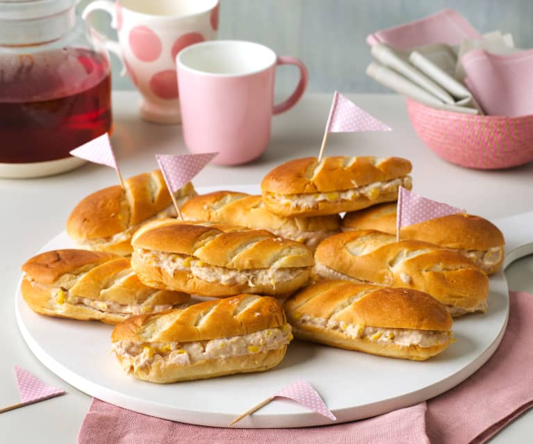 Panecillos de leche con relleno de atún y maíz