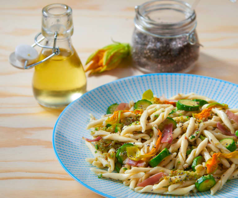 Trofie con fiori di zucca, zucchine e crudo