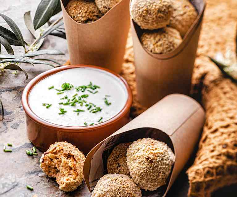 Croquettes de poulet, sauce à l'ail et aux fines herbes Croquettes de poulet, sauce à l'ail et aux fines herbes