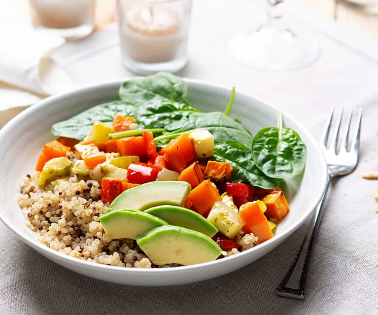 Quinoa con verduras asadas y aguacate