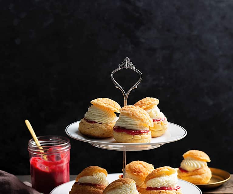 Choux cu umplutură de zmeură și cremă de ciocolată albă Choux cu umplutură de zmeură și cremă de ciocolată albă
