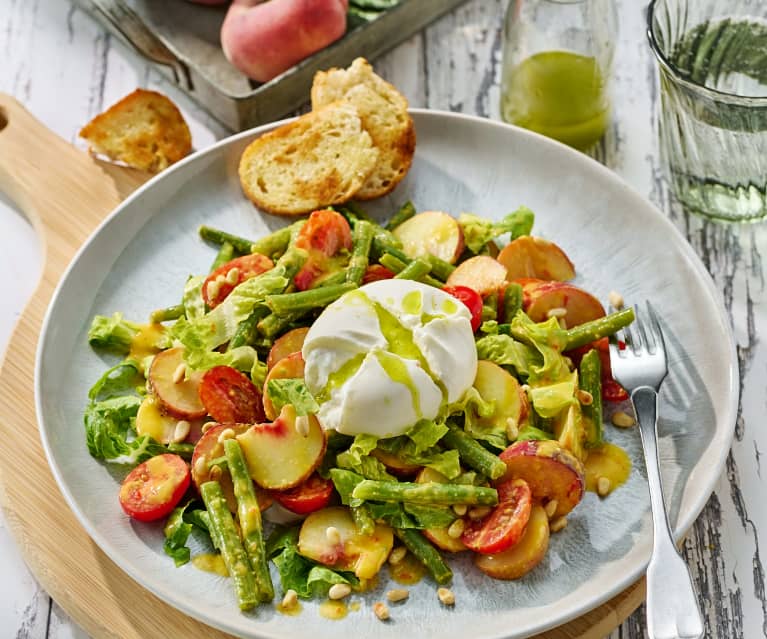 Burrata mit Pfirsich-Bohnen-Salat und Kräuteröl