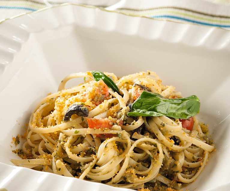 Tallarines con anchoas, tomates cherry y albahaca fresca Tallarines con anchoas, tomates cherry y albahaca fresca