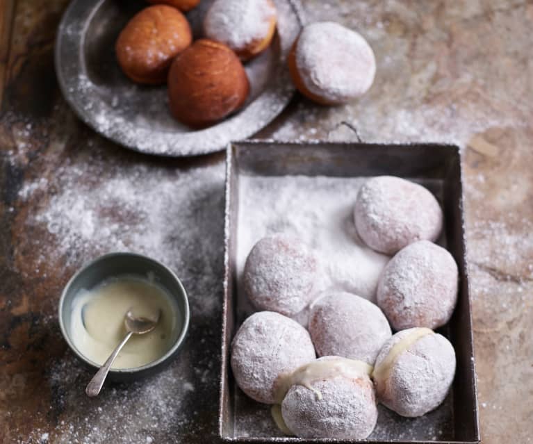 Bolas de Berlim recheadas com leite condensado