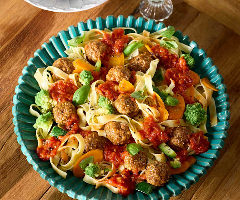 Low Meat Hackbällchen in Tomatensauce mit Frühlingsgemüse und Nudeln Low Meat Hackbällchen in Tomatensauce mit Frühlingsgemüse und Nudeln