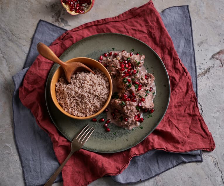 Coelho guisado com cuscuz de romã