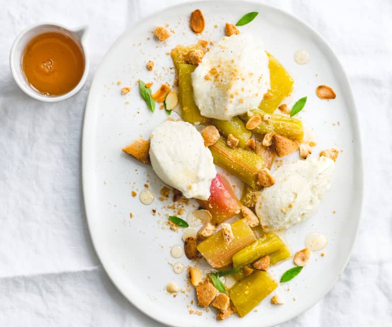 Compotée de rhubarbe et biscuits à l'amande