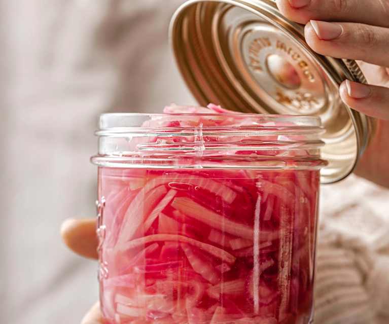 Pickles d'oignons jaunes et rouges Pickles d'oignons jaunes et rouges