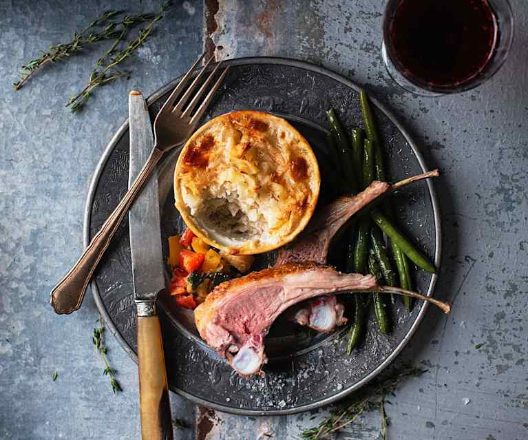 Carré d'agneau au thym, ratatouille, haricots verts et gratin de pommes de terre Carré d'agneau au thym, ratatouille, haricots verts et gratin de pommes de terre