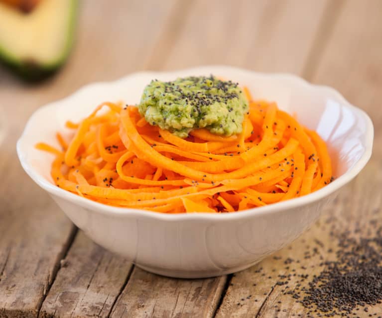 Espaguetis de zanahoria con pesto de aguacate crudiveganos