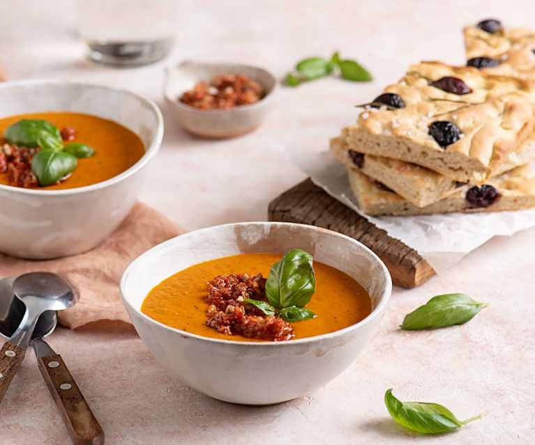 Zupa krem z papryki i suszonych pomidorów z gremolatą; Szybka focaccia Zupa krem z papryki i suszonych pomidorów z gremolatą; Szybka focaccia