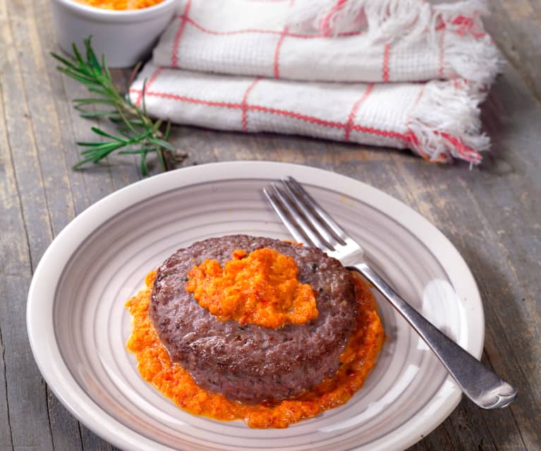 Hamburger di maiale con salsa ai peperoni